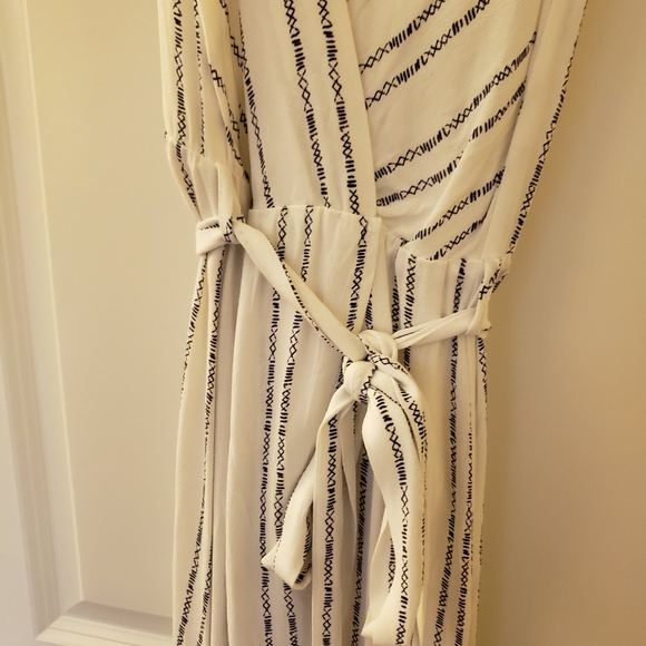 NEVER WORN White and Navy Dress - Picture 5 of 8